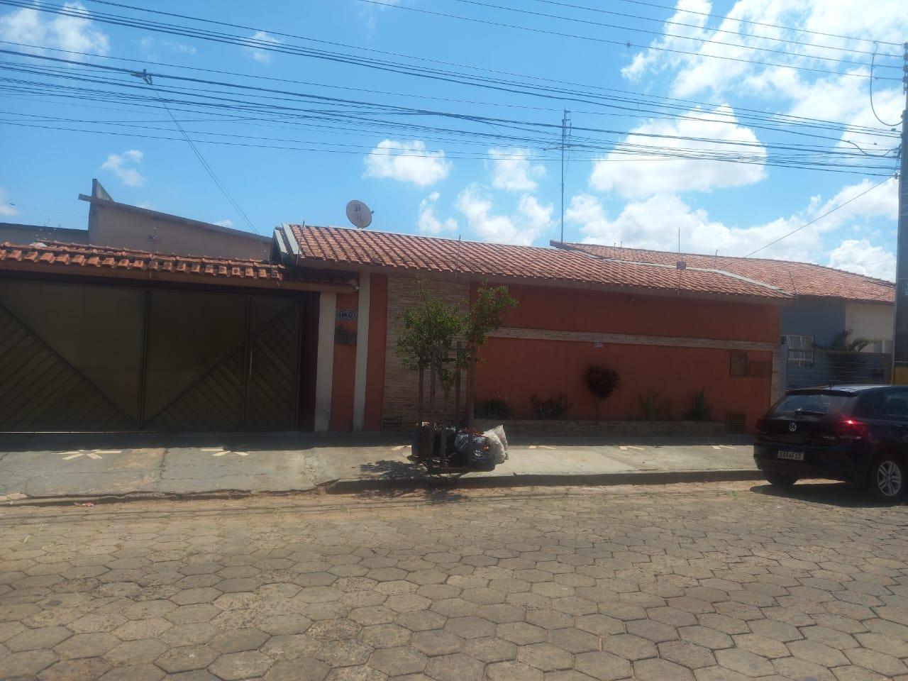 CASA EM ÓTIMA LOCALIZAÇÃO, Á VENDA, EM ÓTIMO BAIRRO.
