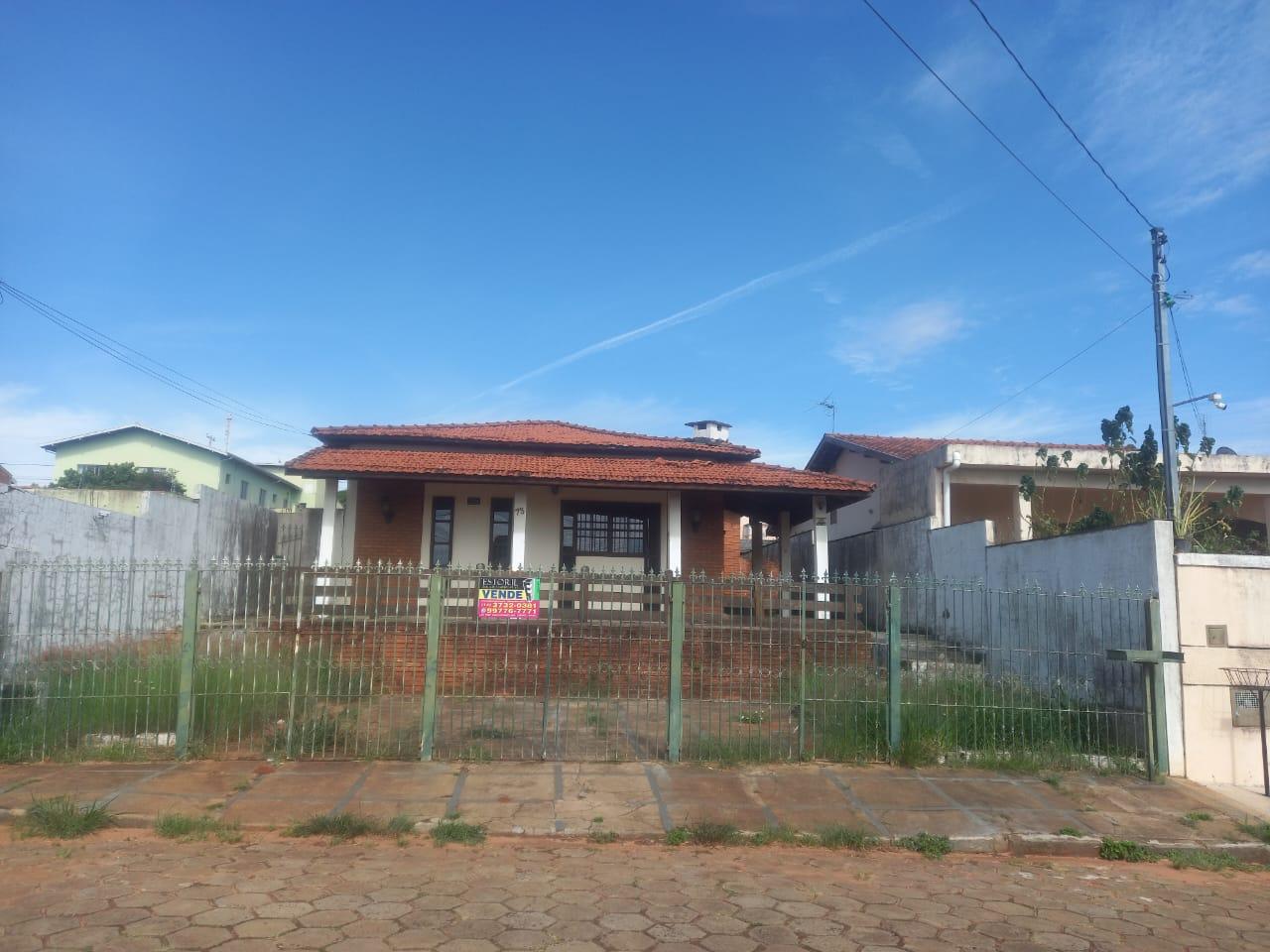 CASA Á VENDA EM ÓTIMA LOCALIZAÇÃO.