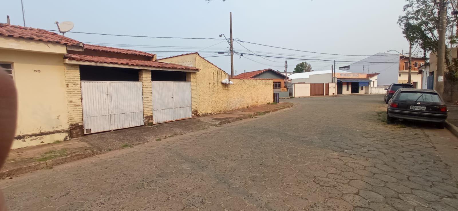 CASA Á VENDA EM ÓTIMA LOCALIZAÇÃO