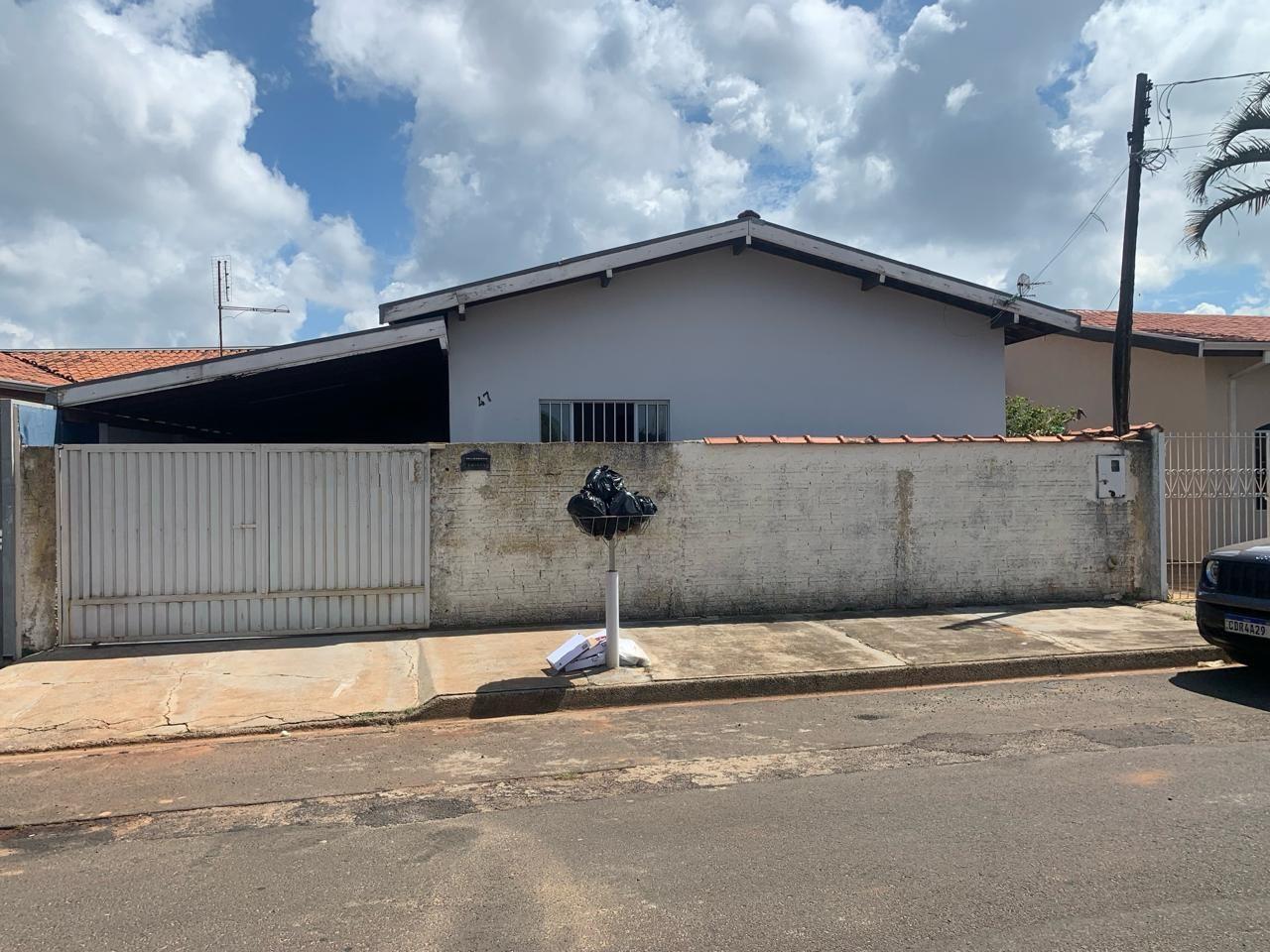 CASA Á VENDA EM ÓTIMA LOCALIZAÇÃO.