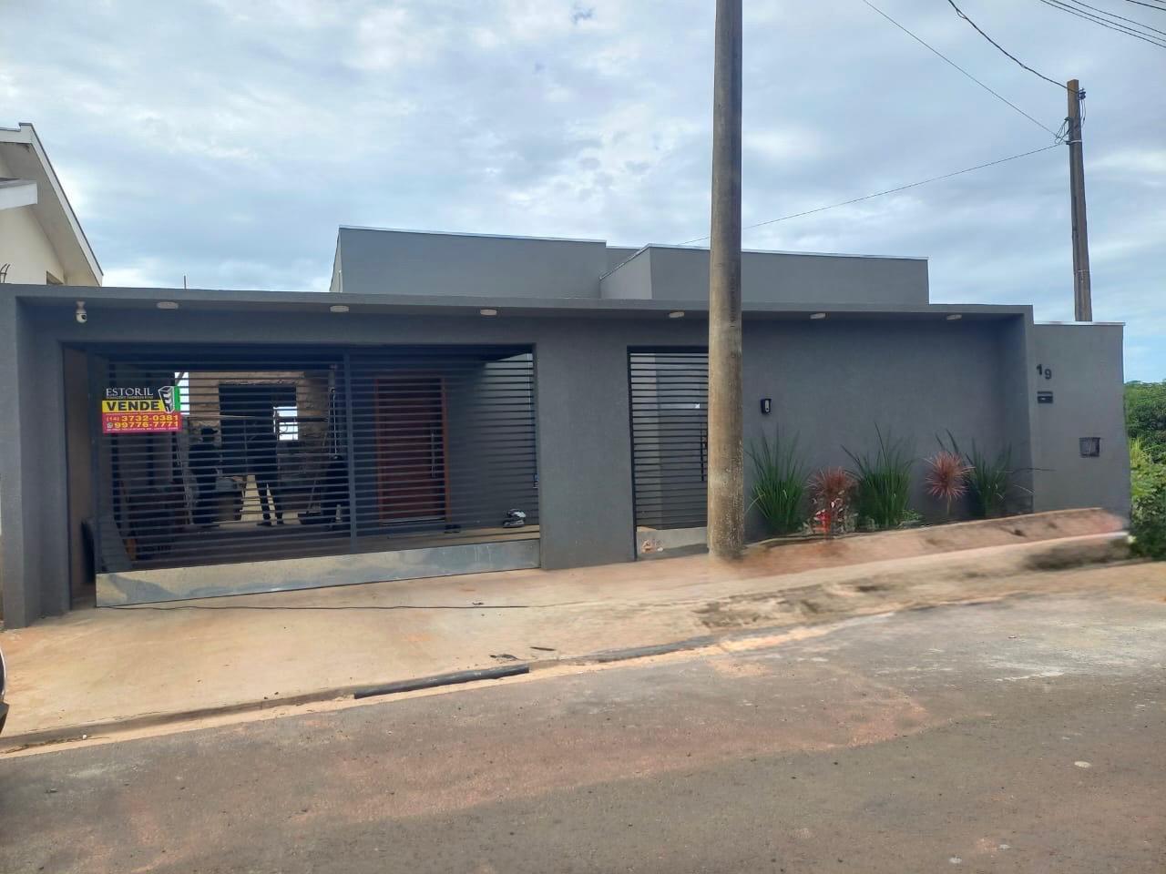 CASA Á VENDA EM ÓTIMA LOCALIZAÇÃO.