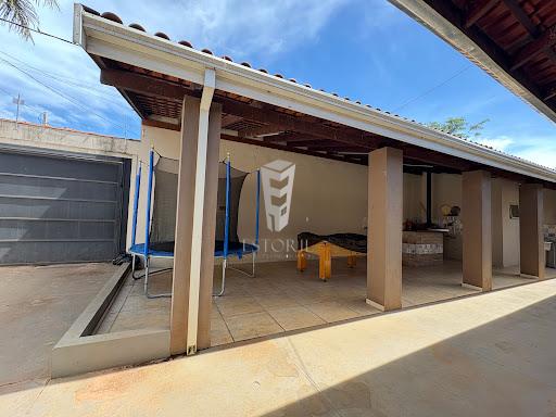 Casa à venda com 3 quartos, 2250m² - Foto 2