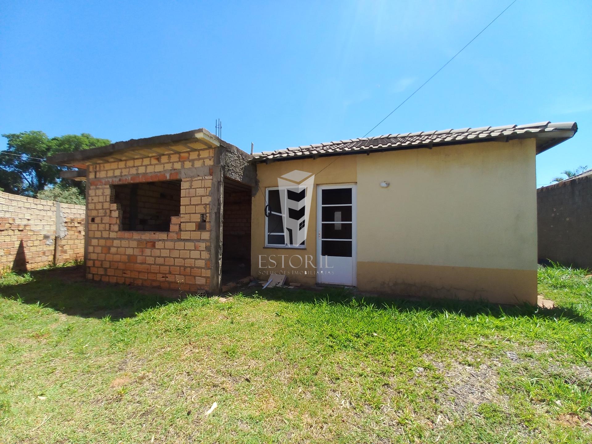Casa à venda com ótima localização, amplo terreno .ÁGUA BRANCA...