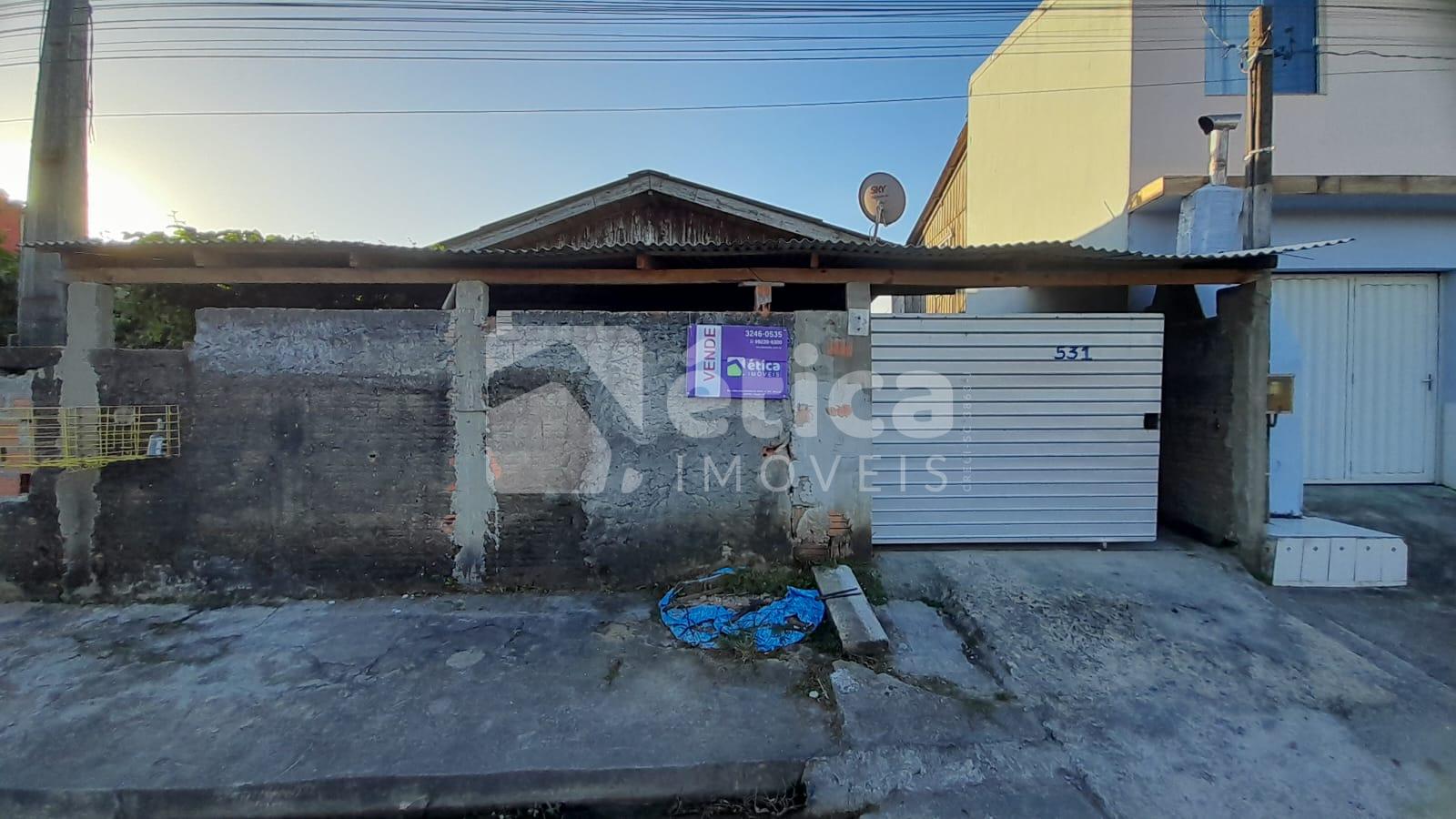 Vende-se Terreno com Casa de Madeira em Itajaí - Bairro Barra ...