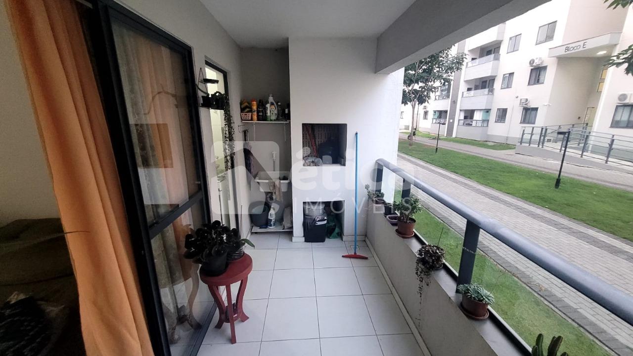Apartamento Mobiliado com 02 Dormitórios e Sacada com Churrasq...