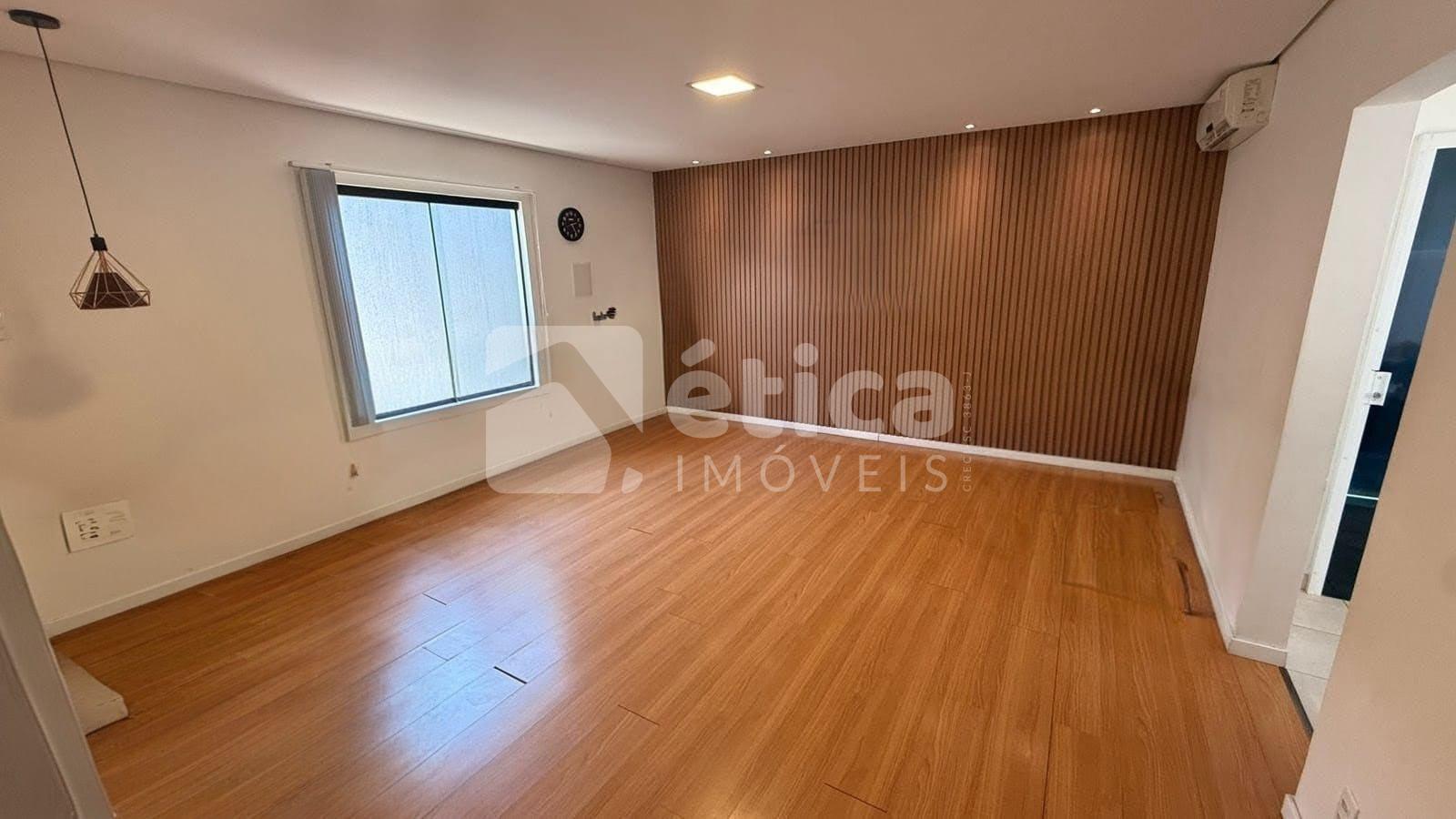 Excelente prédio comercial com 10 salas para locação, Centro I...