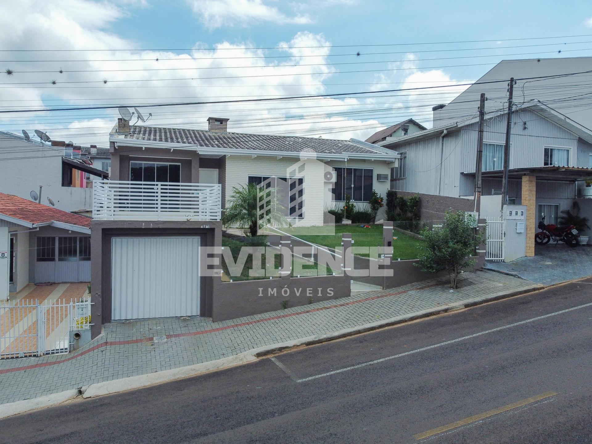 CASA COM PISCINA À VENDA LOCALIZADA NO BAIRRO LA SALLE
