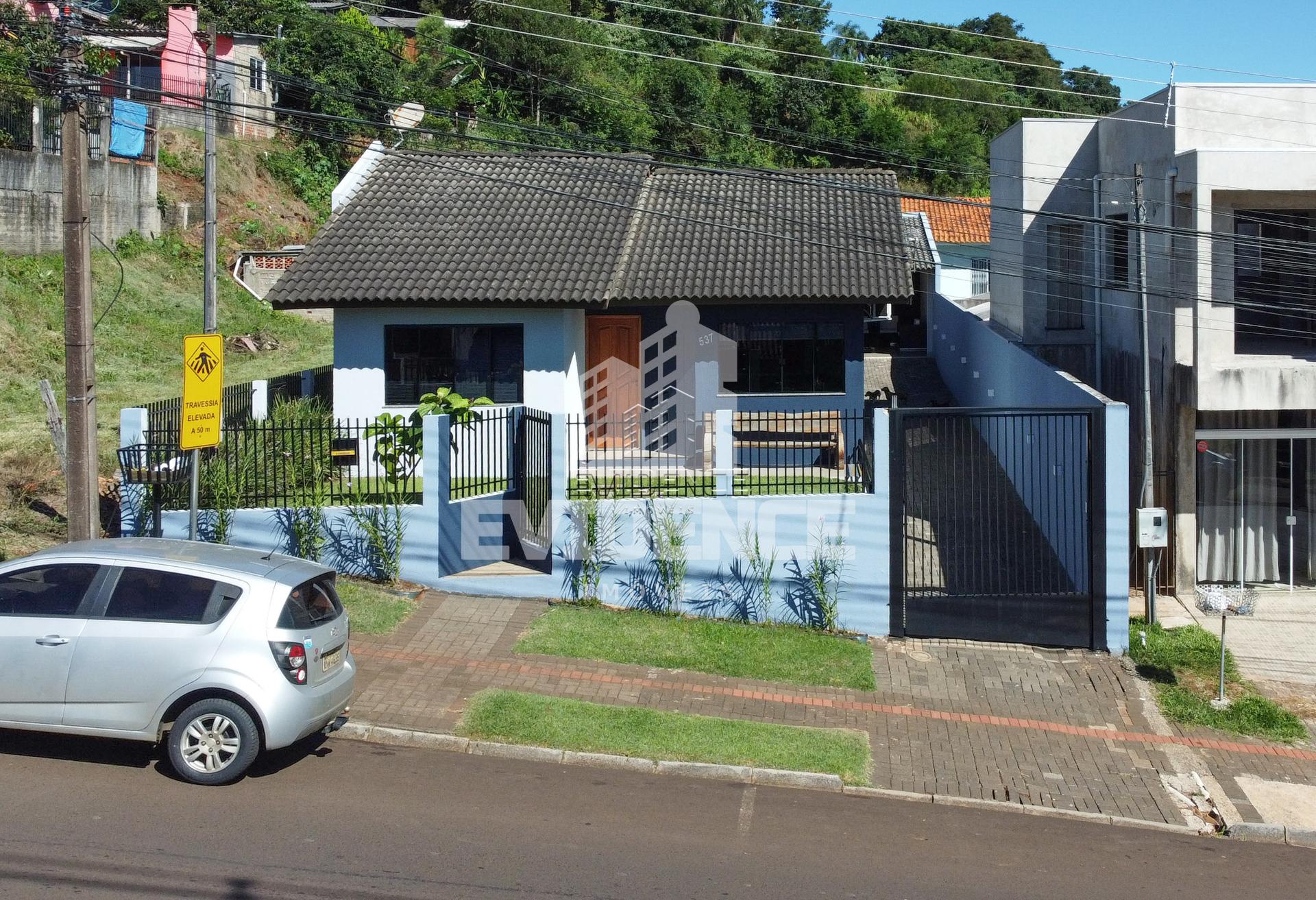 CASA COM PISCINA À VENDA, LOCALIZADA NO BAIRRO PINHERINHO