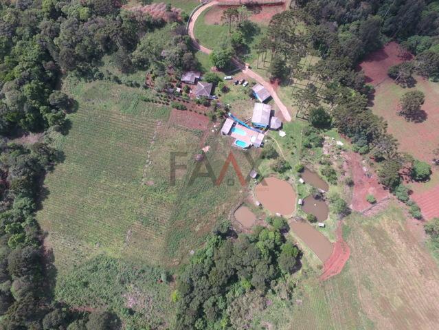 Chácara à venda, com infrestrutura de clube e ótima área de lazer 