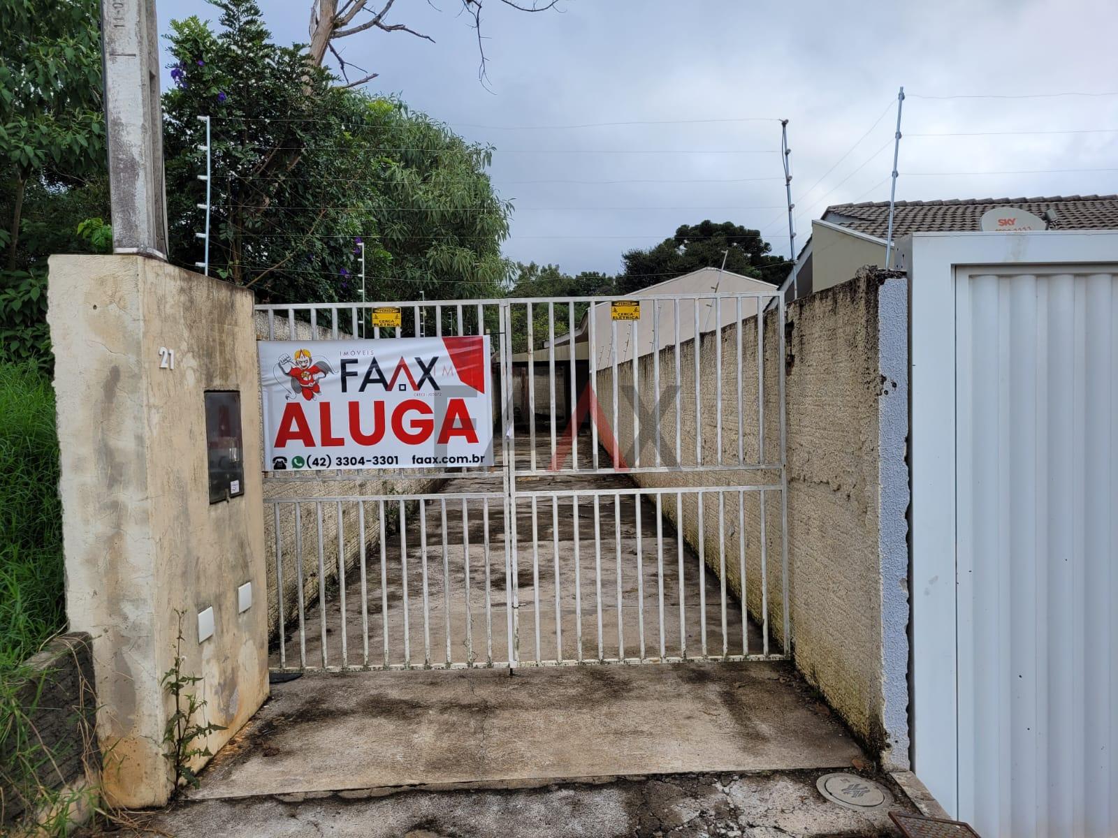 CASA com amplo espaço para carros, e com boa exposição ao sol.