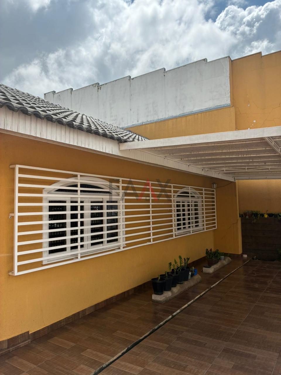Casa à Venda no Bonsucesso com Potencial Residencial e Comercial.