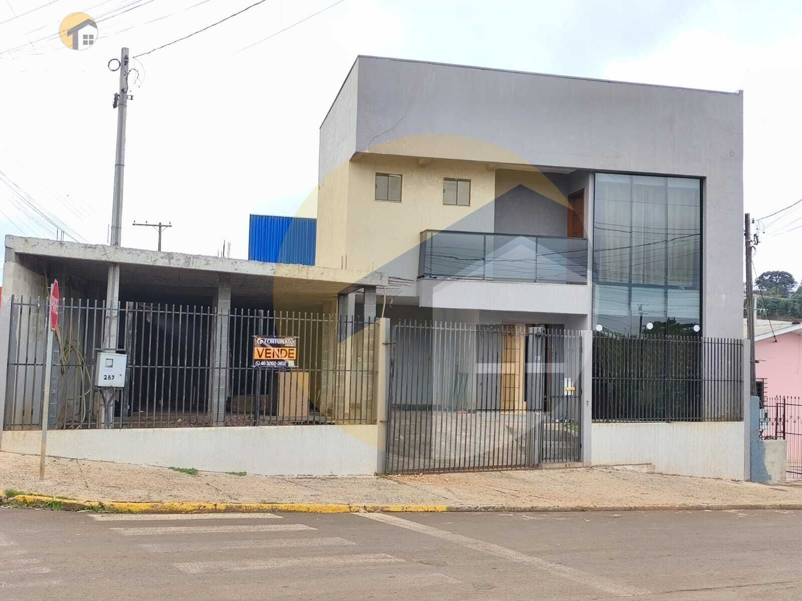 VENDE-SE SOBRADO NO BAIRRO LAGOÃO