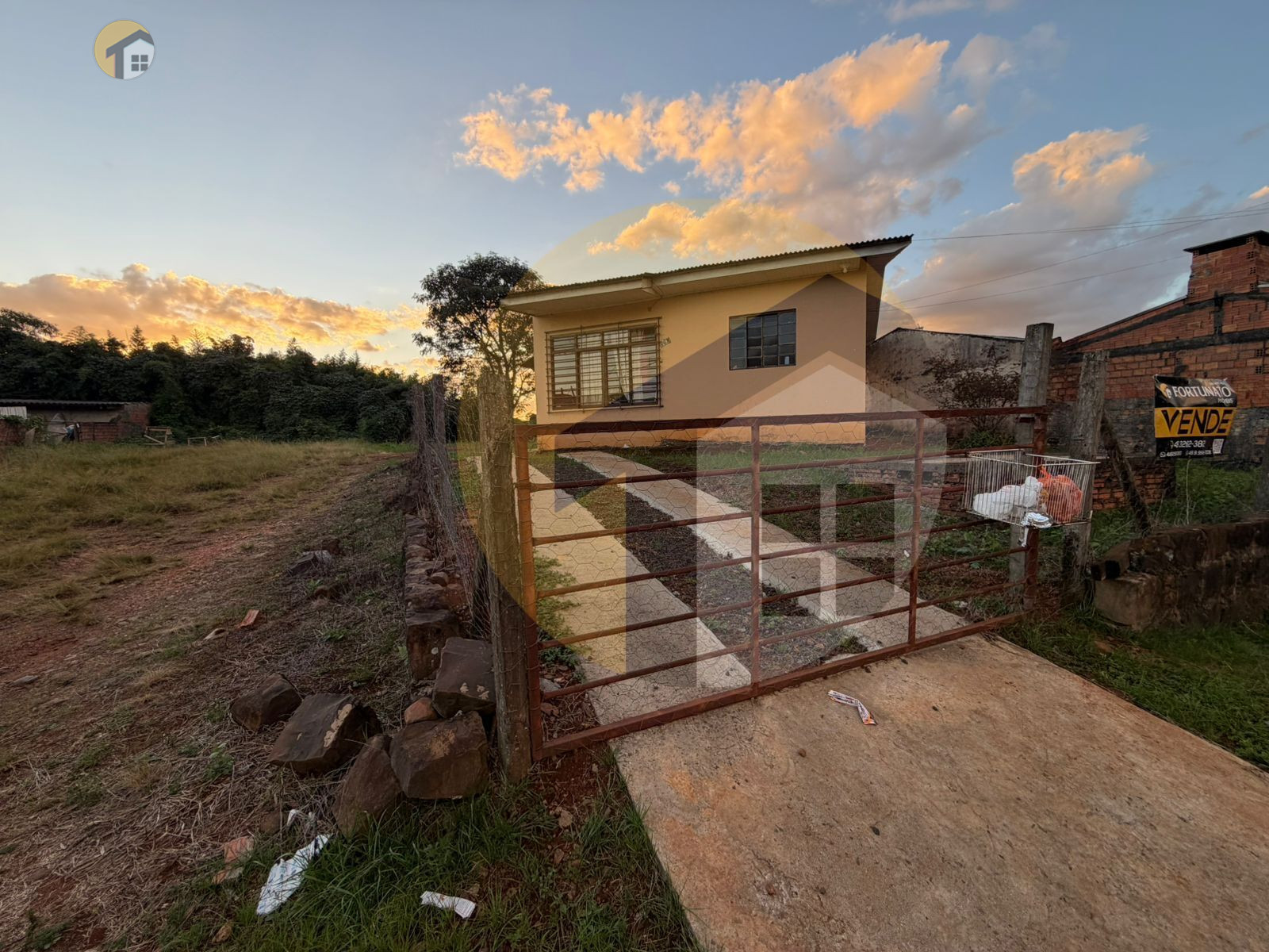 VENDE-SE CASA