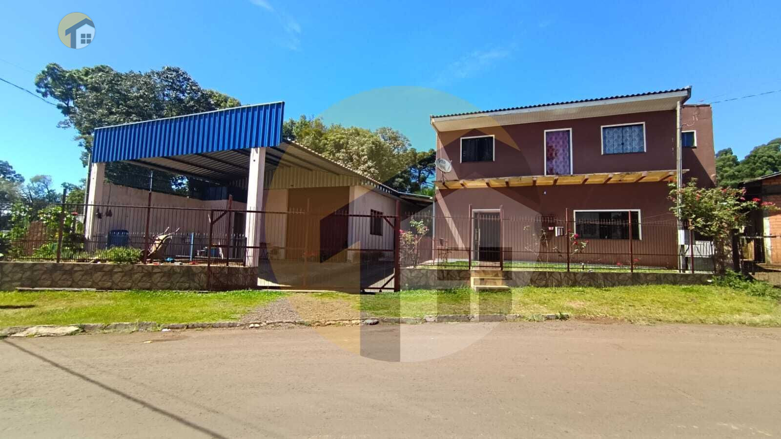 VENDE-SE SOBRADO