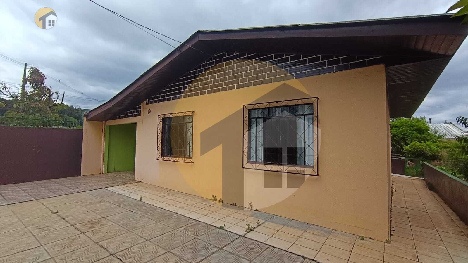 VENDE-SE CASA