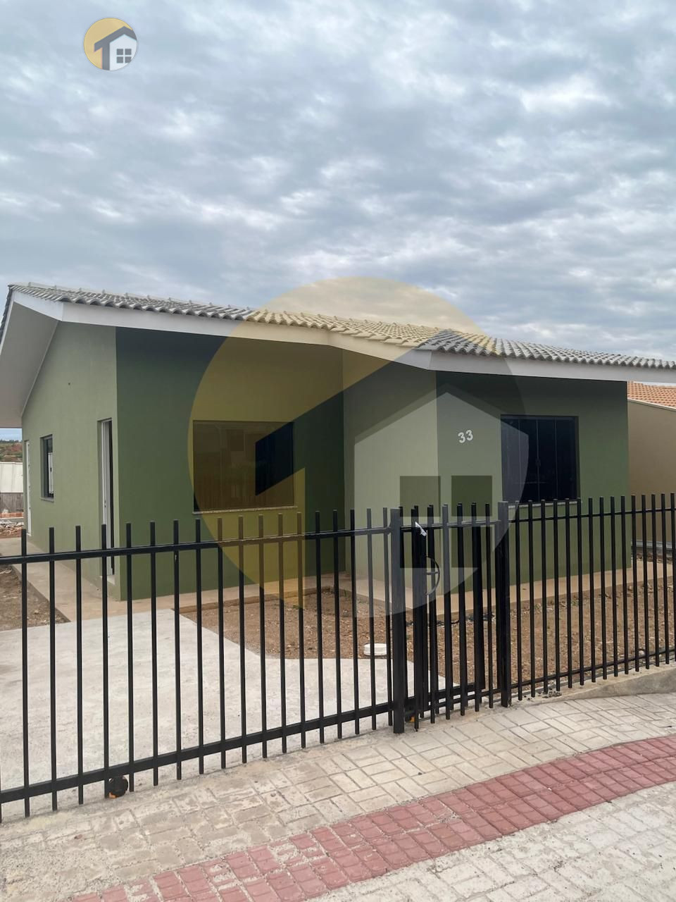 VENDE-SE CASA