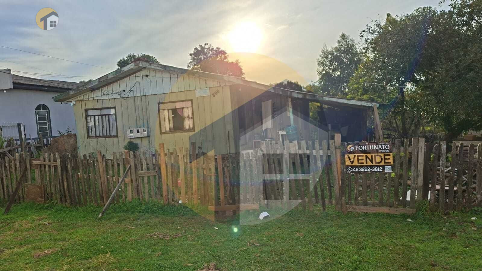 VENDE-SE TERRENO CONTENDO 2 CASAS EM MADEIRA