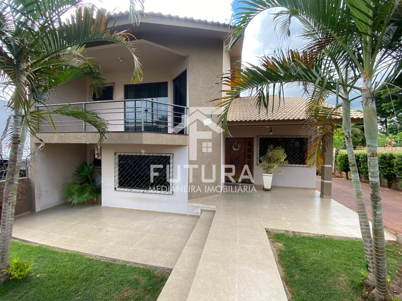 Sobrado, 3 quartos, 1 suíte, PISCINA, EDÍCULA, BAIRRO CENTRO, MEDIANEIRA - PR