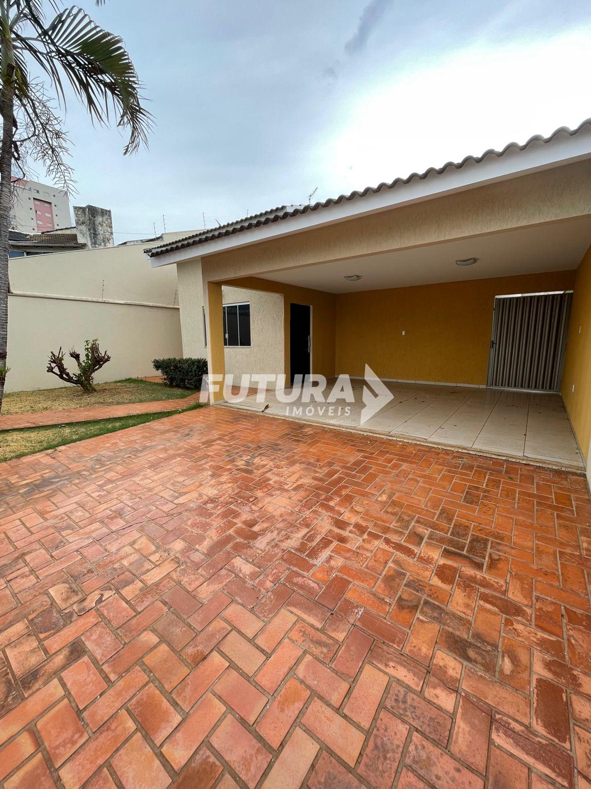 Casa com 3 quartos sendo 1 suíte quintal amplo e garagem coberta
