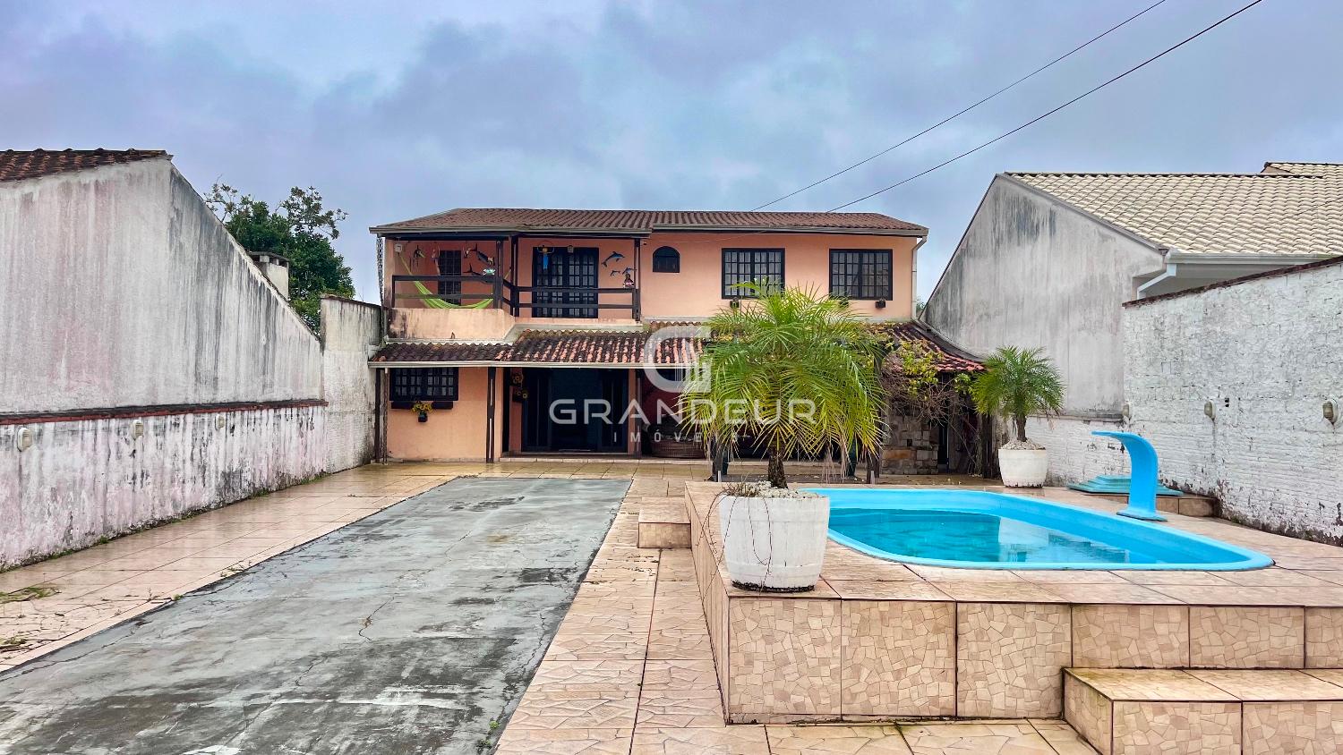 Sobrado com Piscina a 200m do Mar em Guaratuba - Amplo e Bem L...
