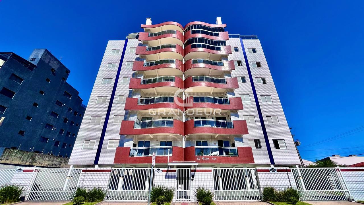 Amplo Apartamento à Venda no Edifício Colina, 350m da Praia Ce...