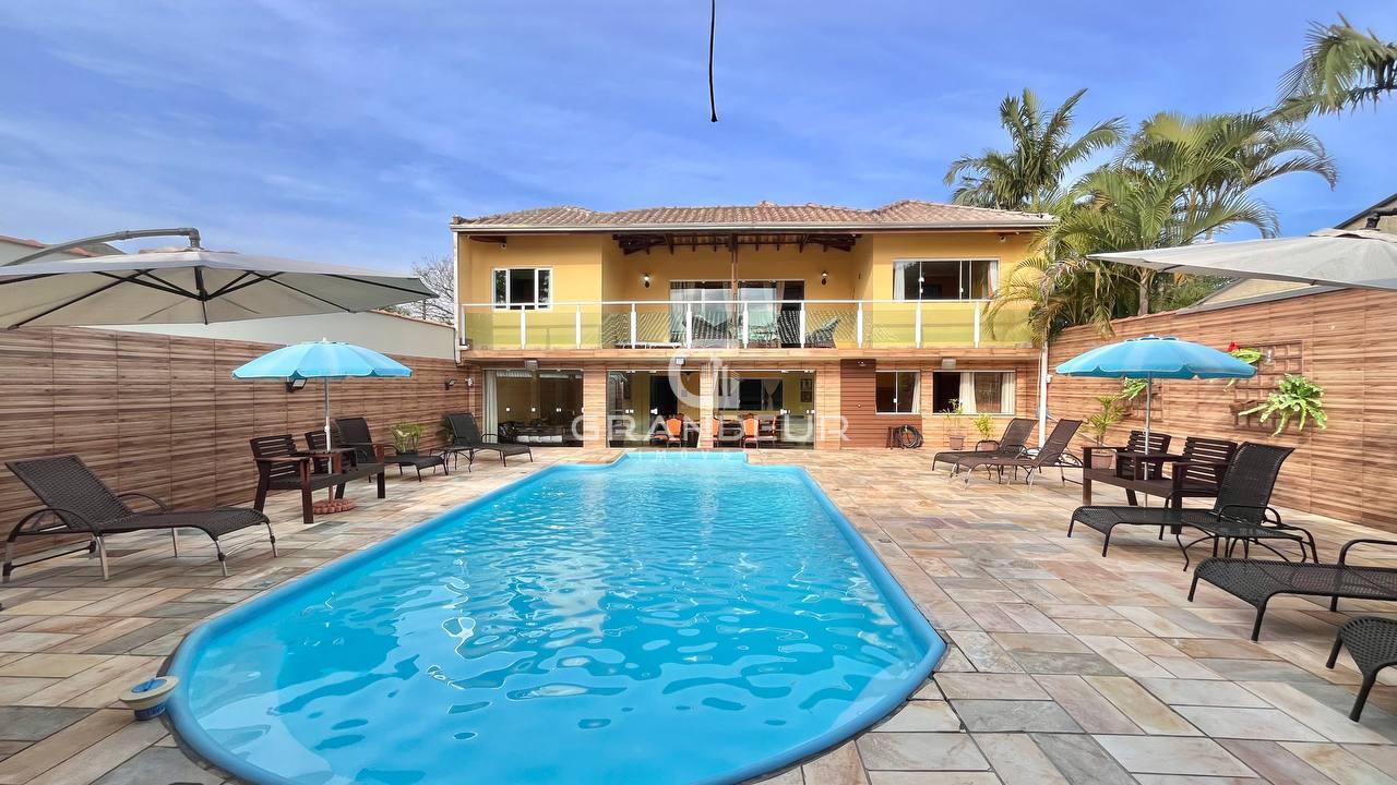 Luxuosa Residência à Venda com 5 Dormitórios e Área de Lazer C...