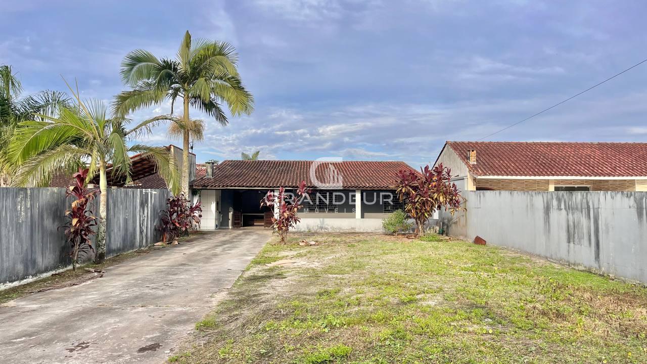 Casa Ampla com Varanda Gourmet e 5 Vagas em Terreno de 481m  -...