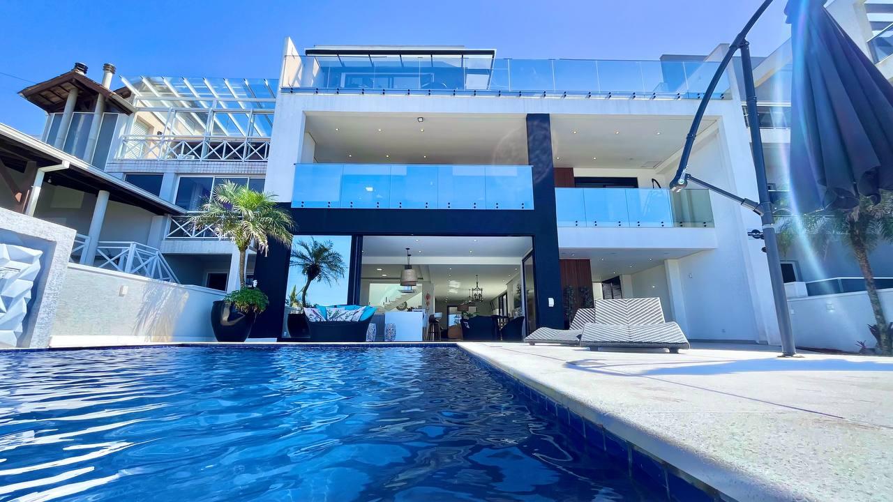 Casa Luxuosa à Beira-Mar em Guaratuba  Oásis de Sofisticação n...