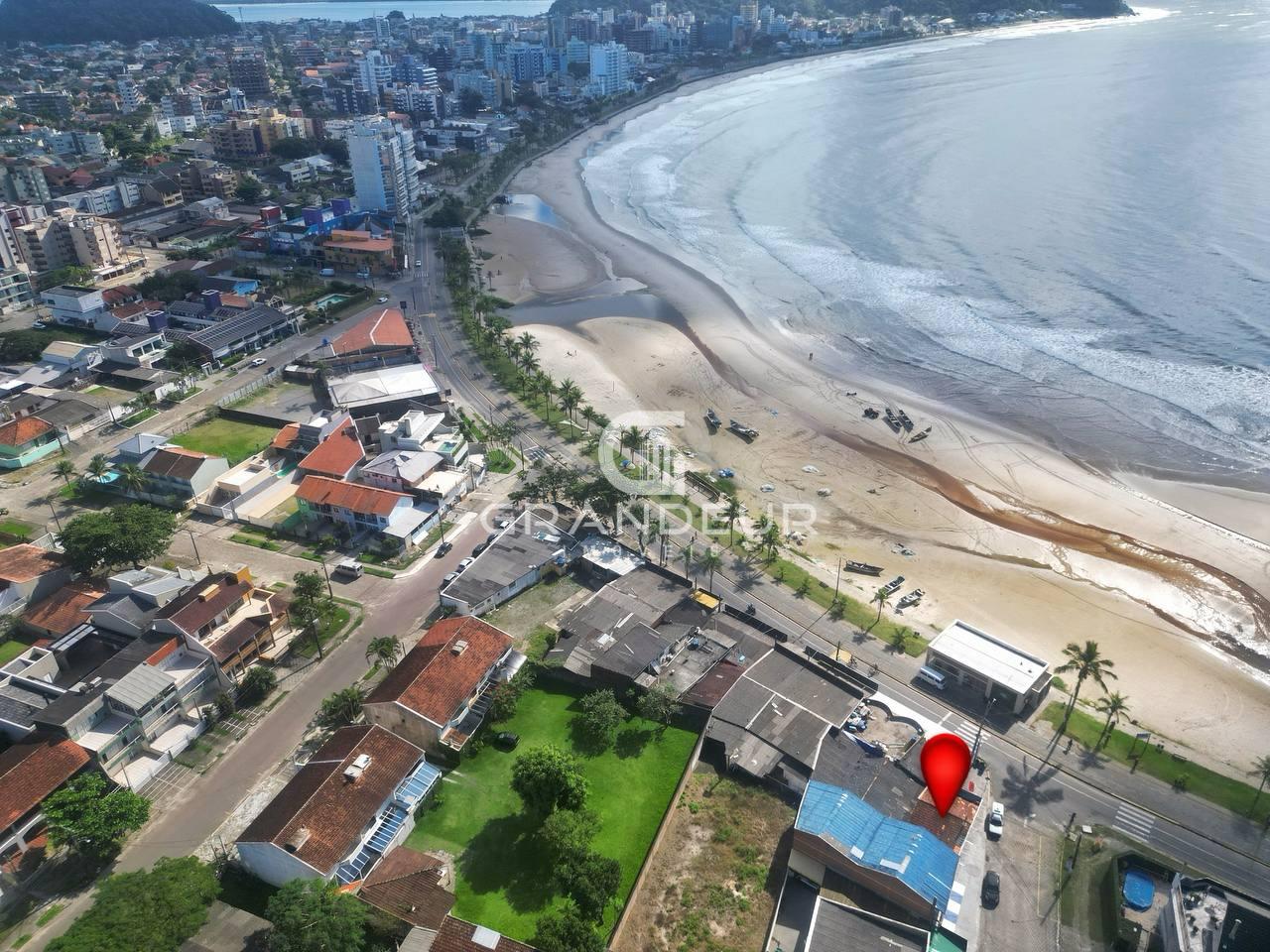 Sobrado e Mercado à Venda em Guaratuba  Frente para o Mar e Al...