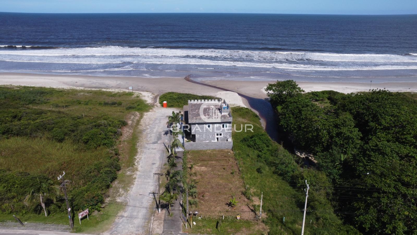 Terreno à Venda a Poucos Metros da Praia em uma Esquina Privil...