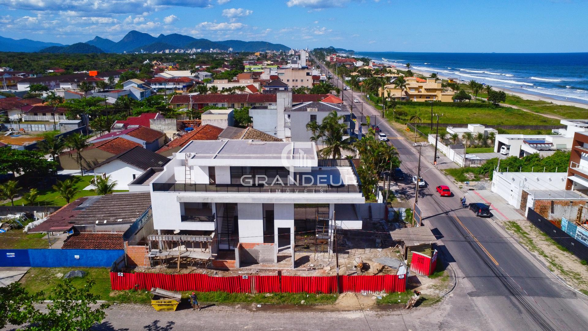 Casa de Luxo à Venda no Litoral. 530 m  com Vista para o Mar