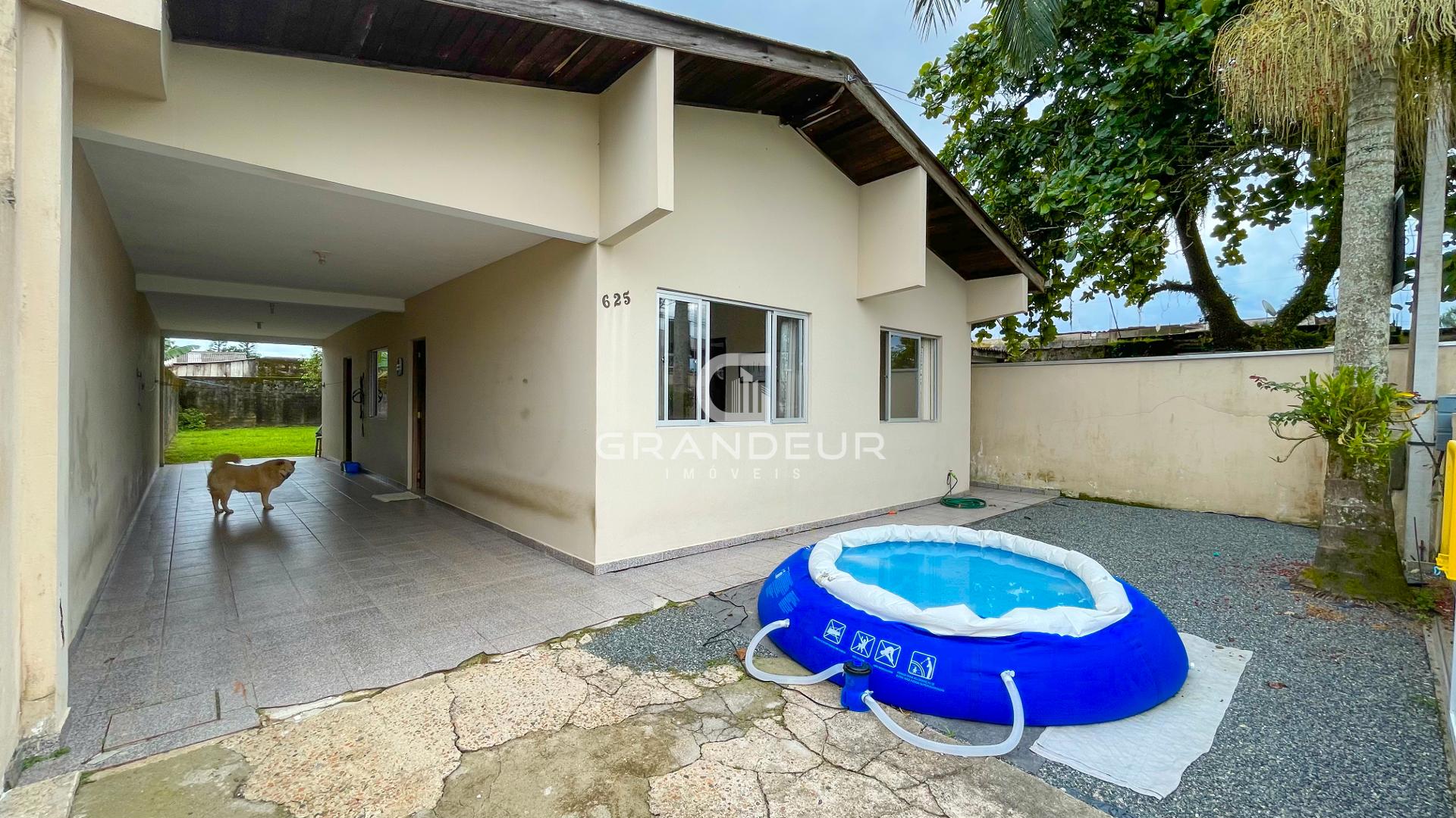 Casa com 3 Quartos, Suíte e Amplo Terreno - 120m  Construídos