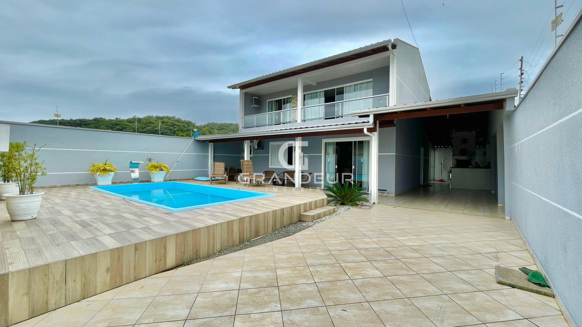 Sobrado com Piscina, 2 Suítes e 2 Lojas Comerciais Ideal para ...