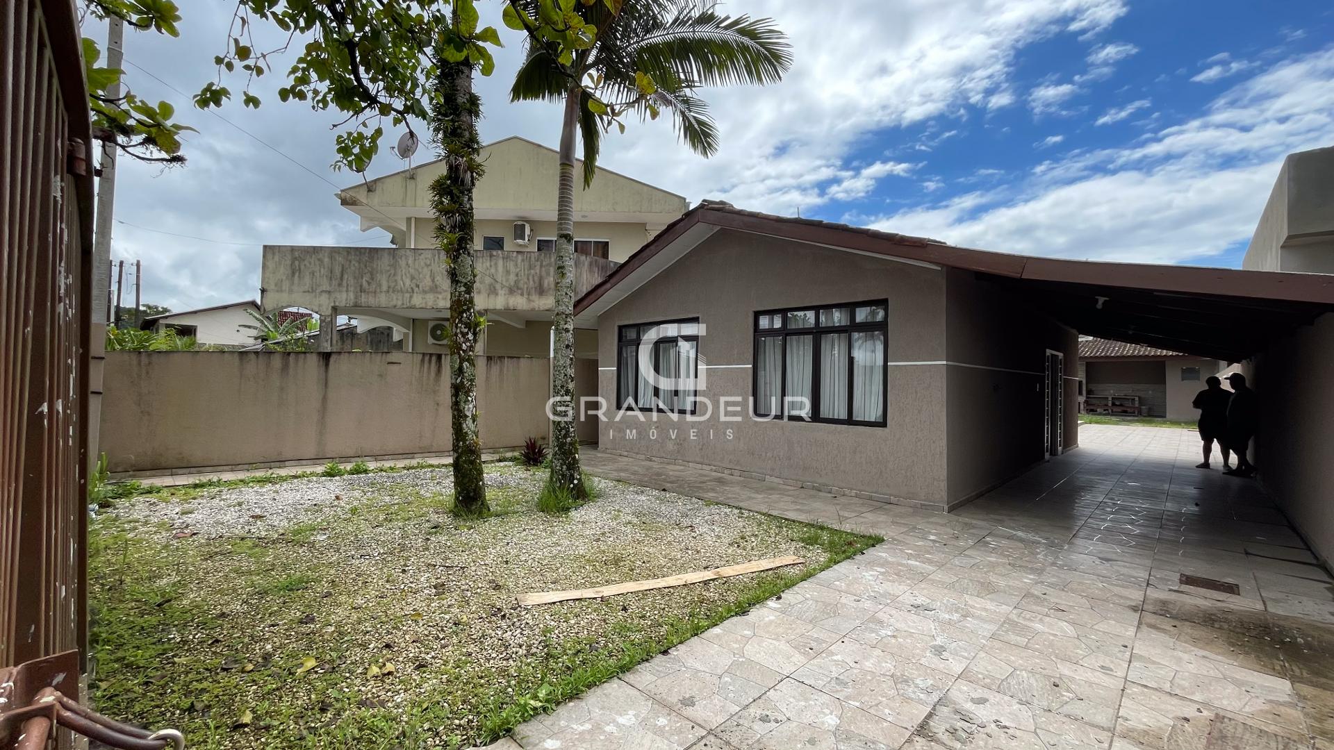 Casa Térrea no Cohapar. Terreno Amplo com Piscina e Edícula