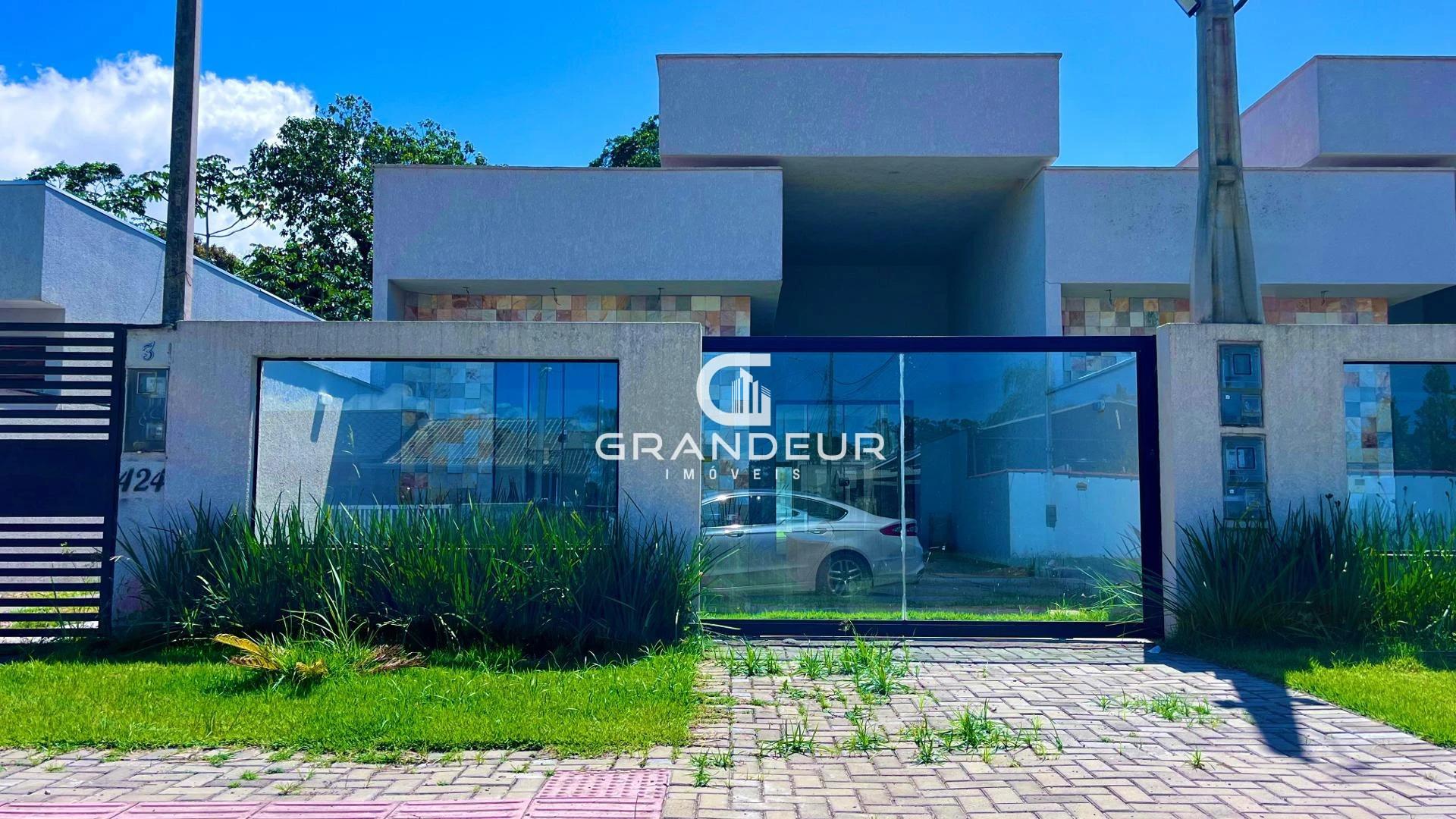 Residência Sofisticada com Piscina, Suíte e Churrasqueira Coberta