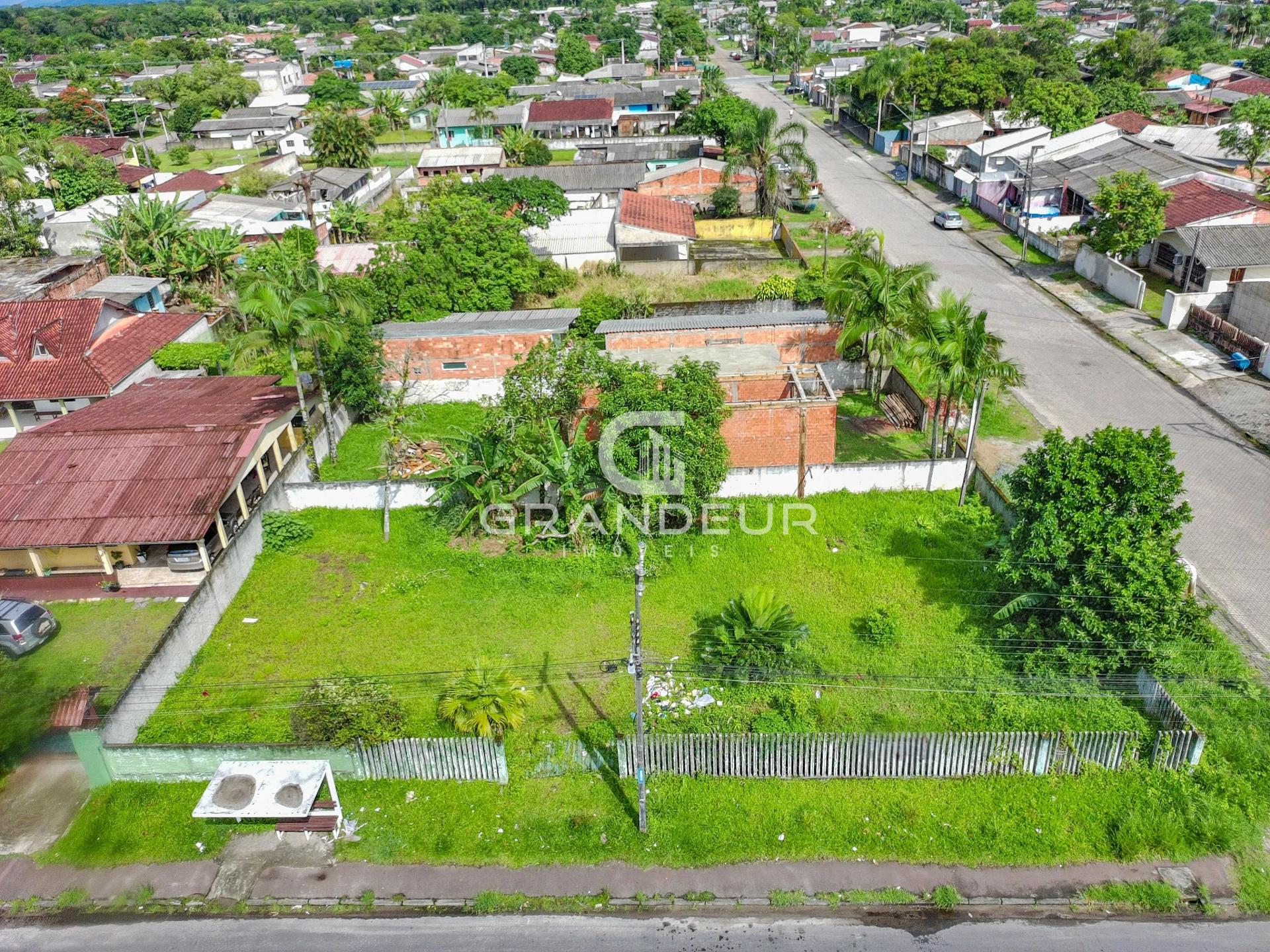 Amplo Terreno de 420m2 à Venda Murado e em Rua Pavimentada