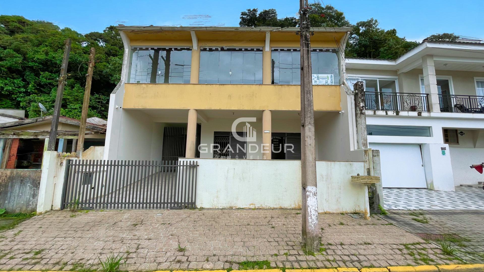 Sobrado amplo no Centro de Guaratuba a 450 metros da praia