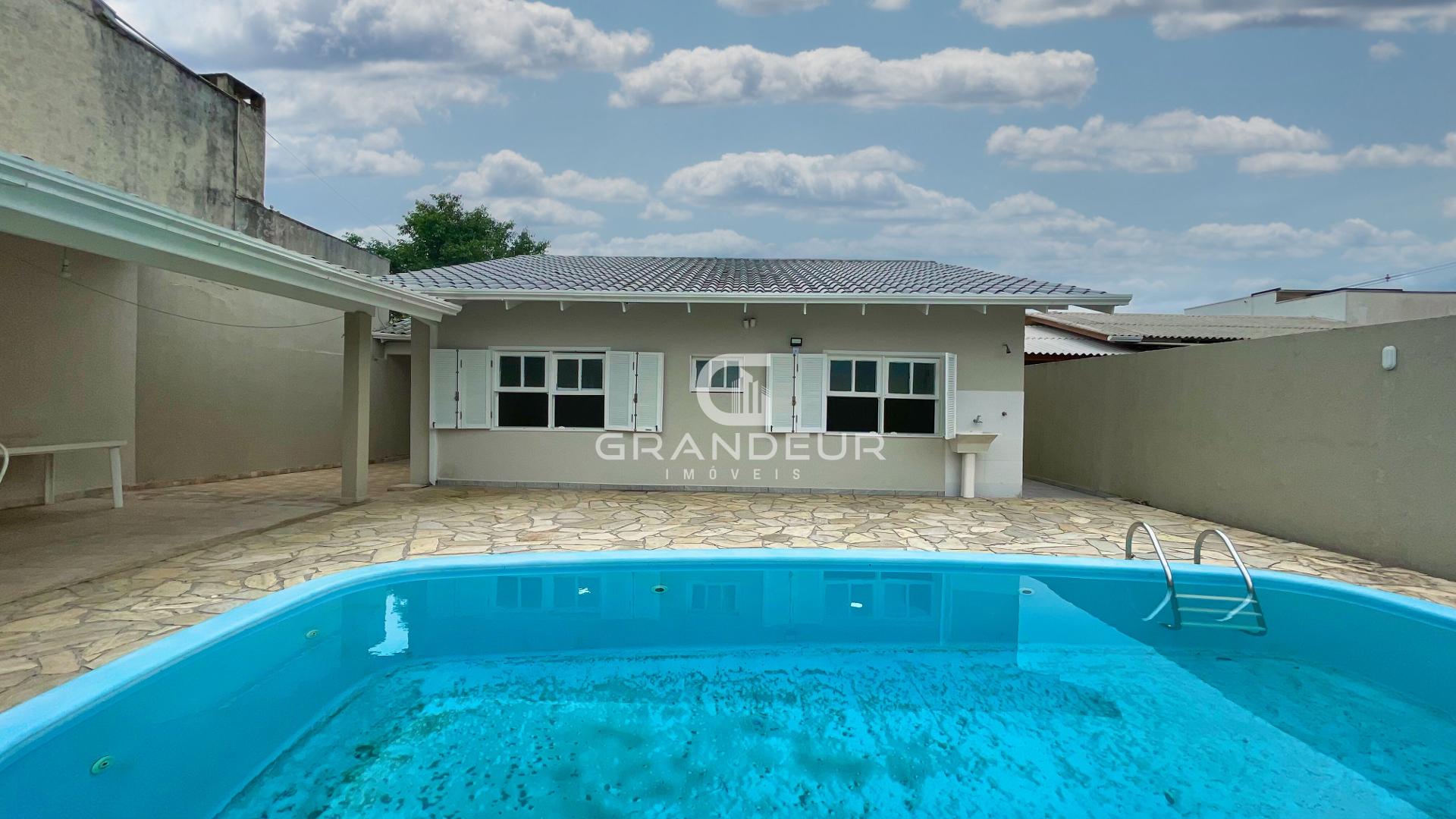 Residência Familiar com Suíte, Piscina e Churrasqueira em Terr...