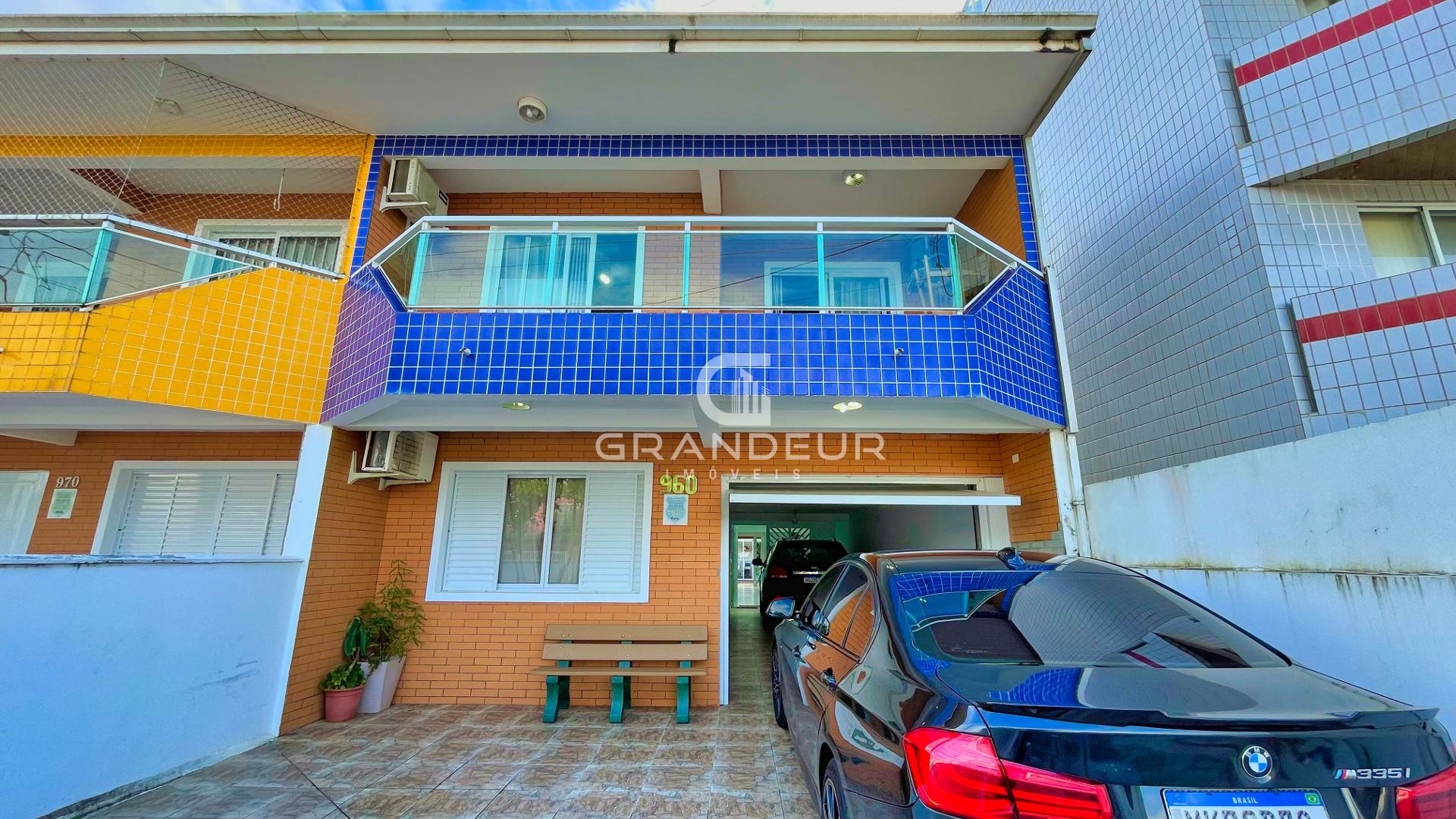 Sobrado com piscina, vista para o mar e localização privilegia...