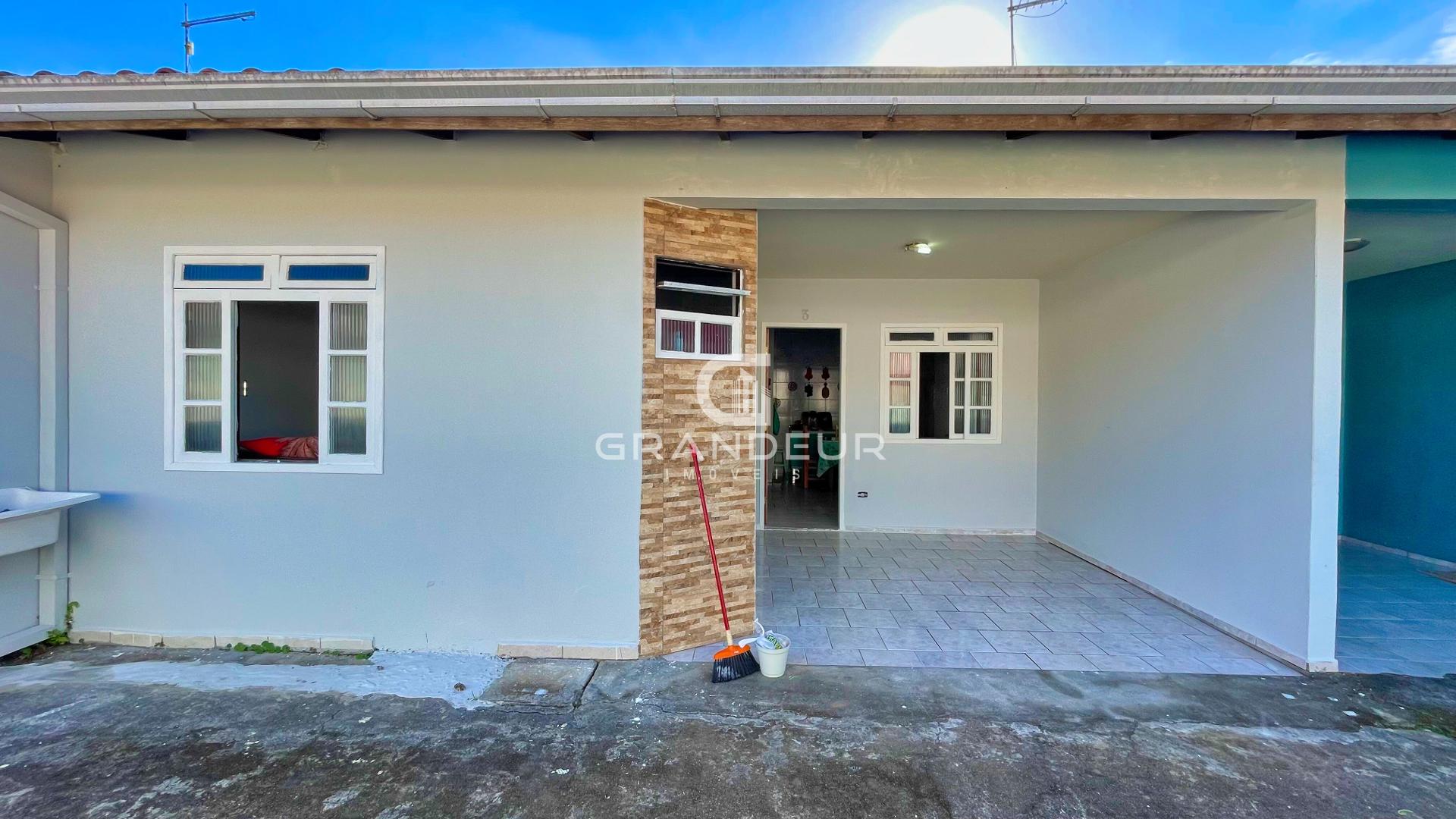 Casa à venda em Guaratuba a 200m da praia com 2 quartos, churr...