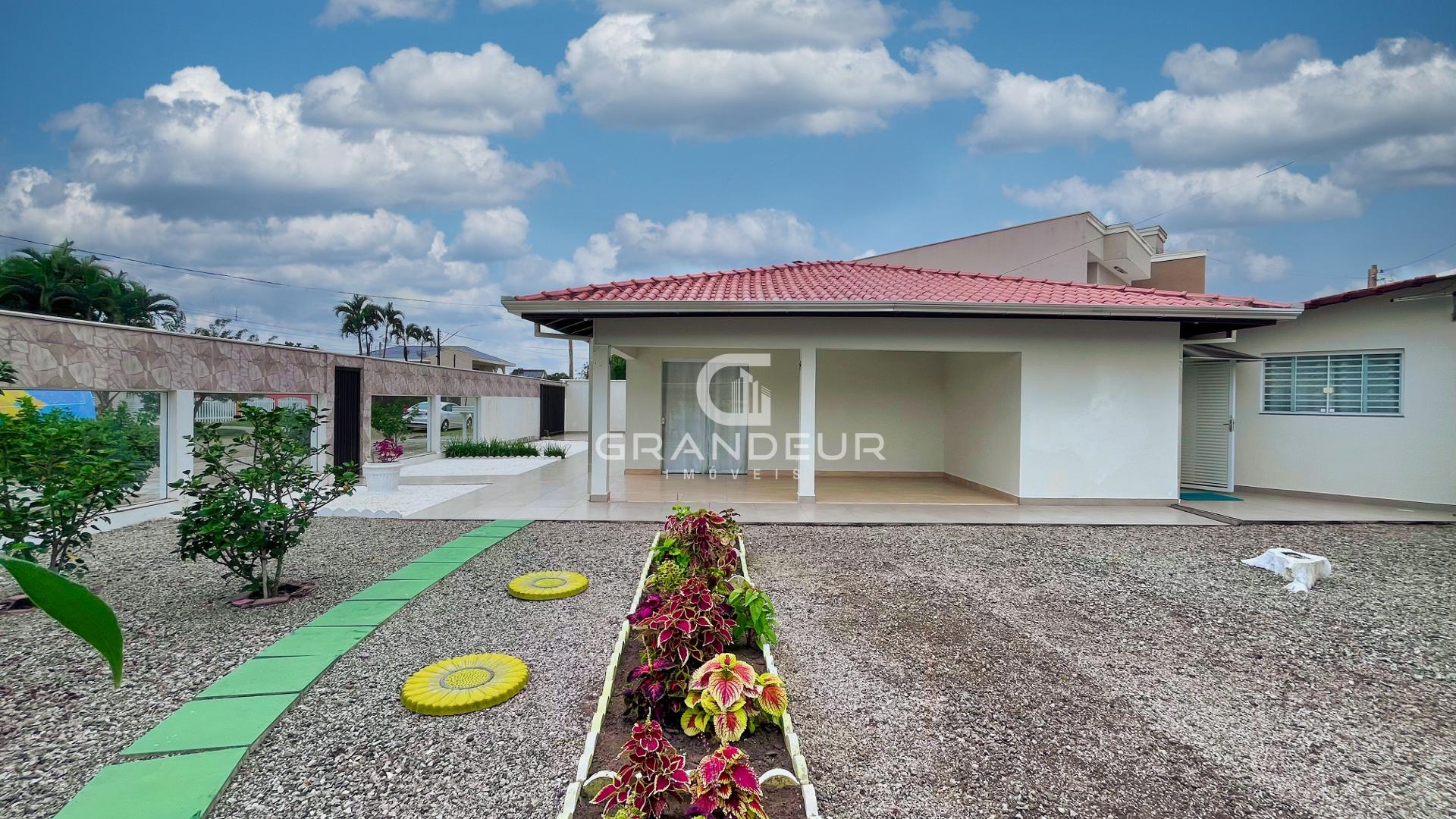 Residência de Esquina com Amplo Terreno no Centro de Guaratuba...