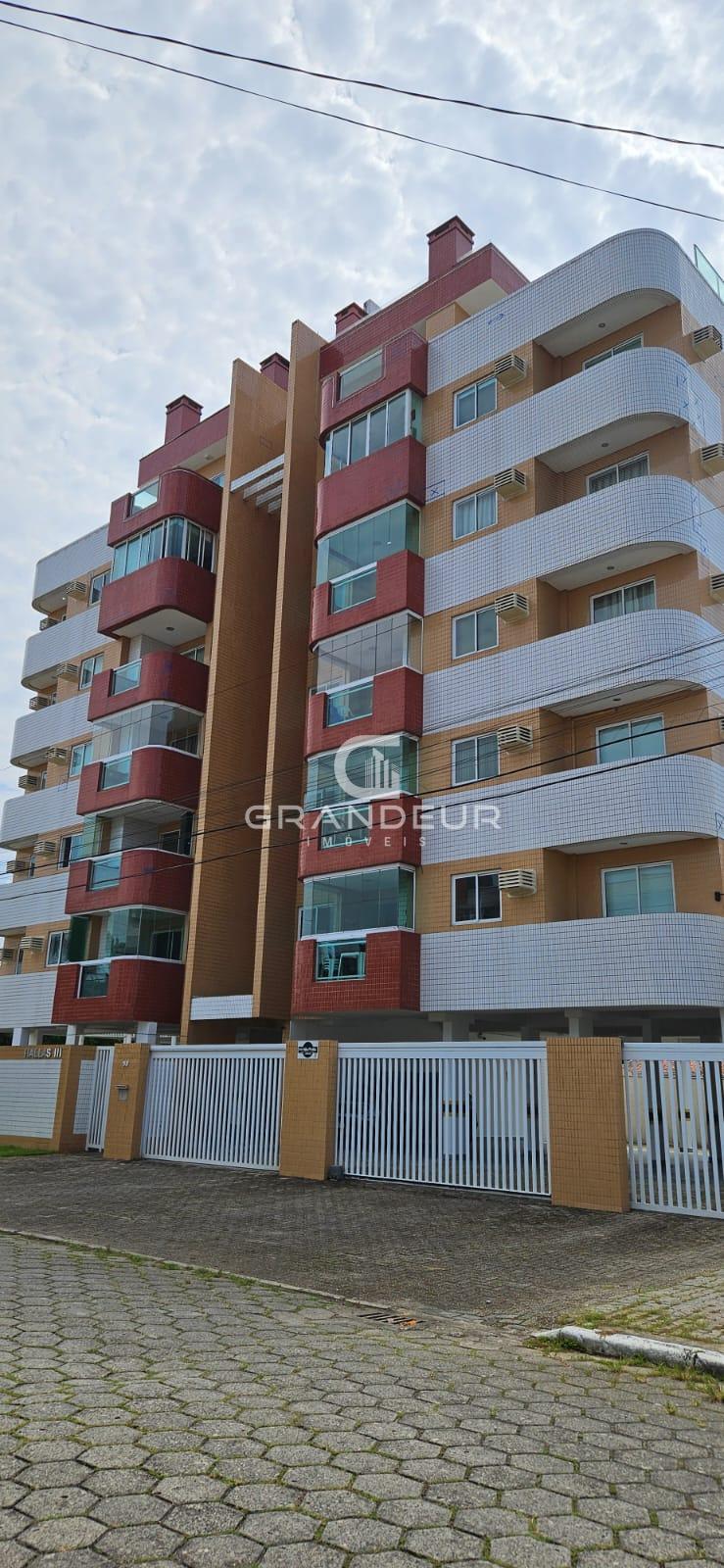 Apartamento com 3 dormitórios a duas quadras da praia Central ...