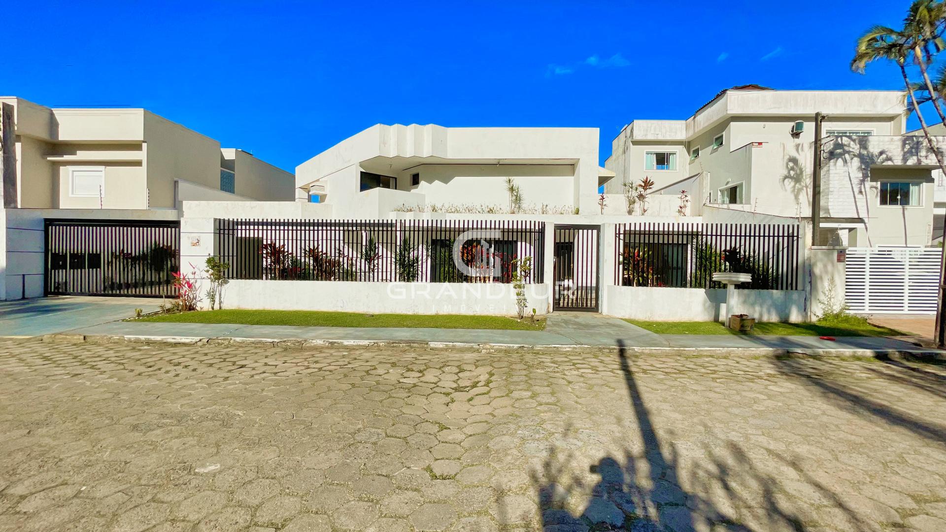 Mansão Pé na Areia com 583m  e Duas Piscinas na Praia Mais Val...