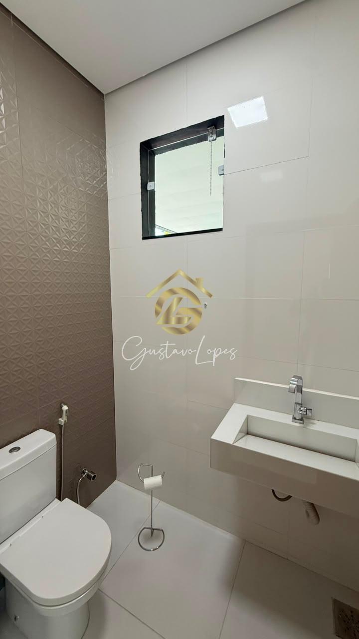 CASA DE ALTO PADRO COM 3 SUTES, PISCINA E VISTA PERMANENTE NO CONDOMNIO QUINTAS DA JANGADA