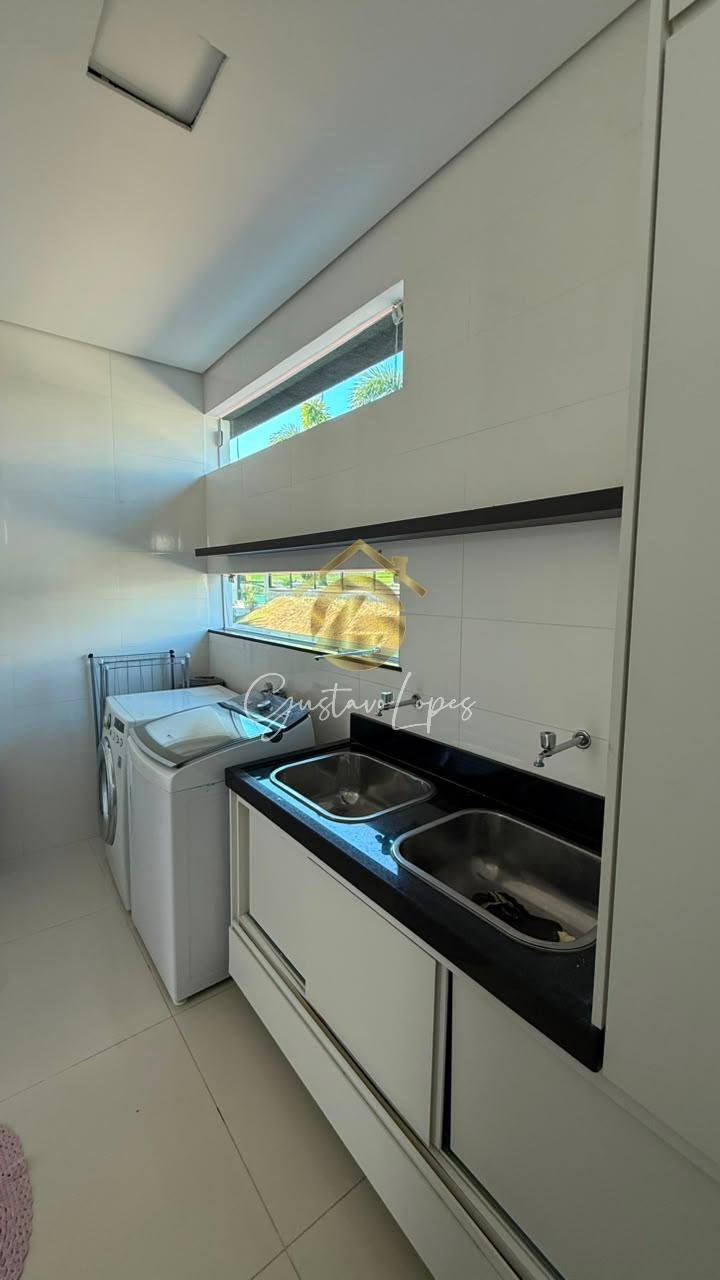 CASA DE ALTO PADRO COM 3 SUTES, PISCINA E VISTA PERMANENTE NO CONDOMNIO QUINTAS DA JANGADA