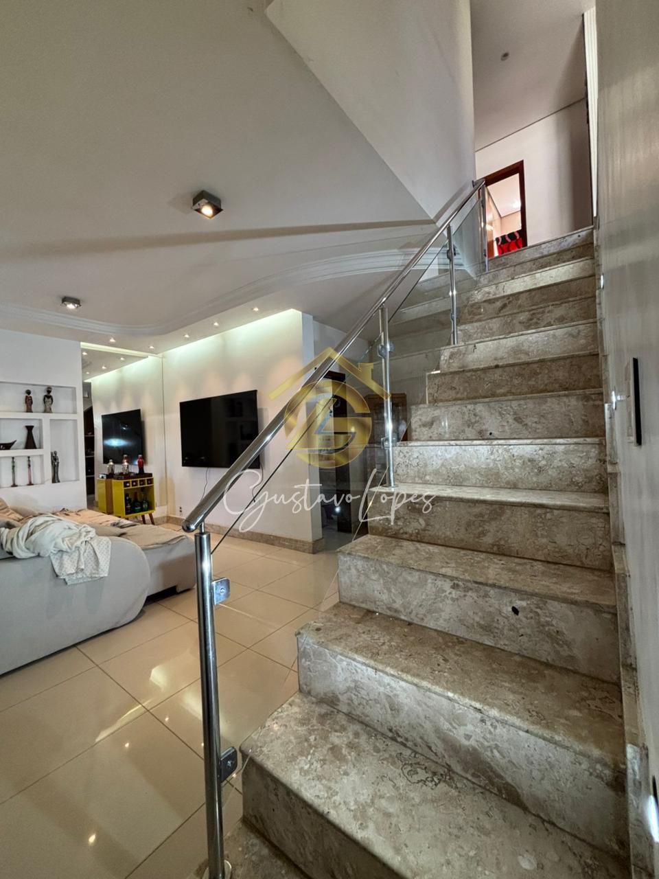 CASA DE ALTO PADRÃO COM 3 SUÍTES, PISCINA, SAUNA E ENERGIA FOT...