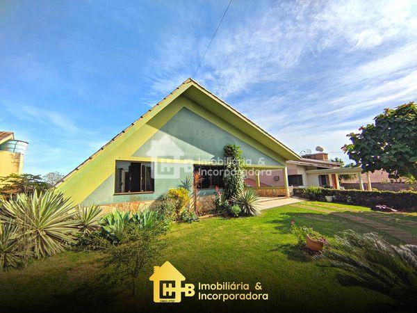 CASA COM PISCINA  POR APENAS R  705.000,00 NO CENTRO DE ITAIPU...