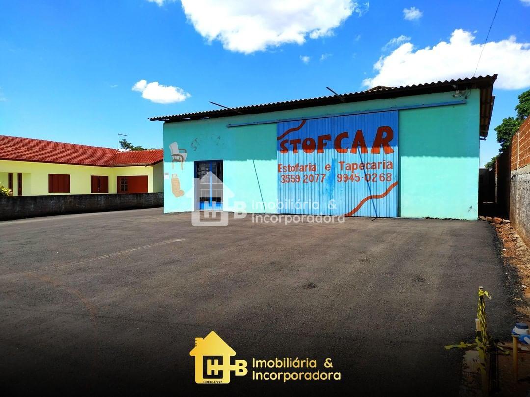 BARRACÕES COMERCIAIS MEDINDO 400 METROS QUADRADOS NO CENTRO