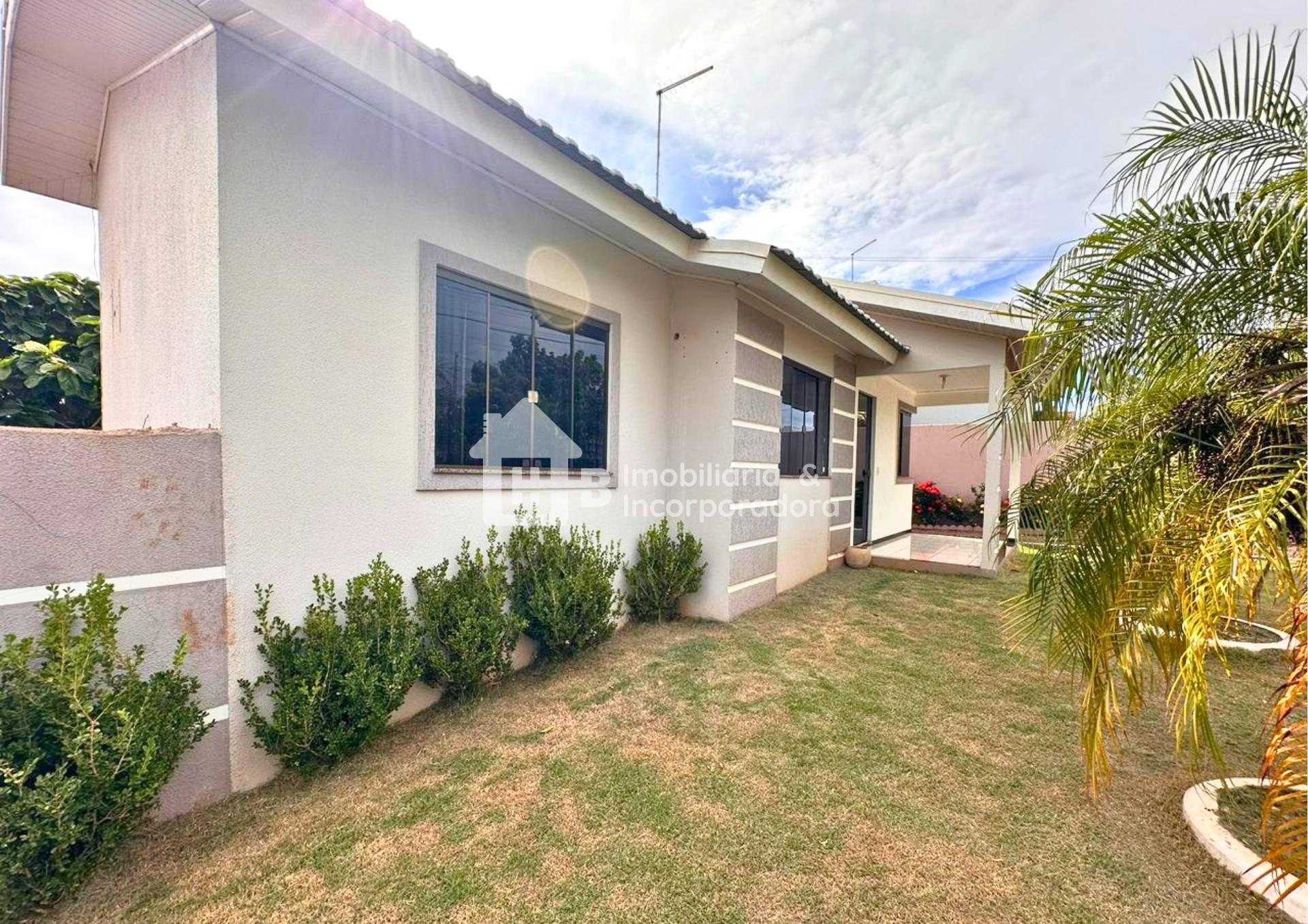 CASA DE ESQUINA COM AMPLO TERRENO E JARDIM INCRÍVEL EM ITAIPUL...