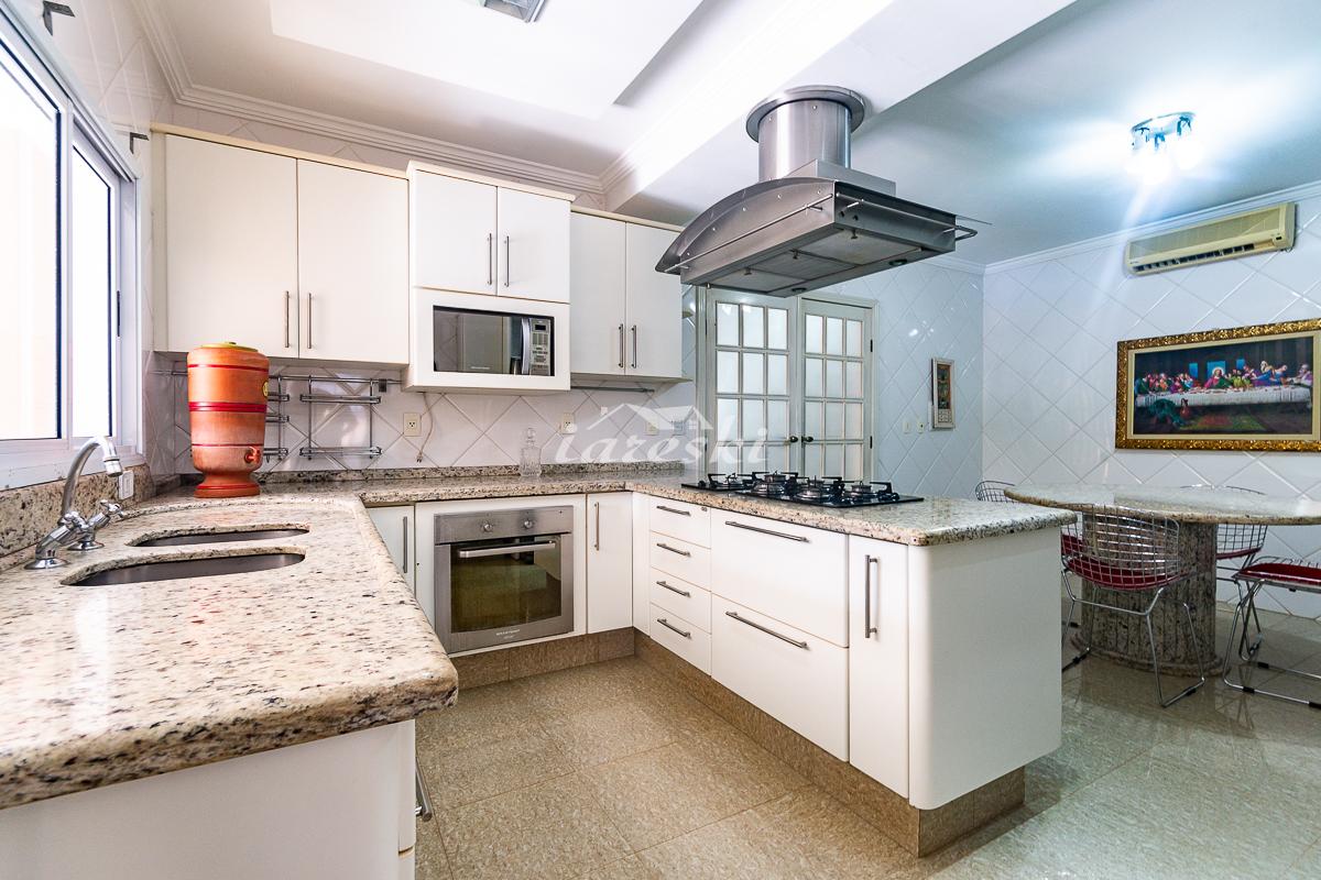 Sobrado com 3 suítes, piscina e academia localizado na Condomínio Lago do Cisnes